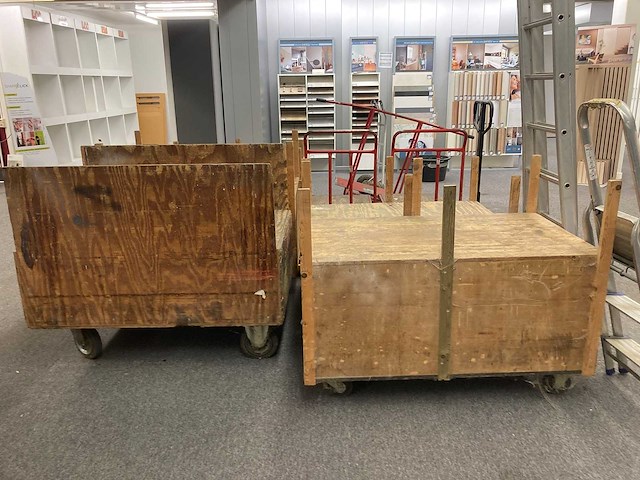 Transpalet, carren, steekwagen, panneelwagen, ladders en houten kisten op wielen - afbeelding 9 van  10