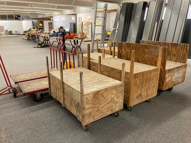 Transpalet, carren, steekwagen, panneelwagen, ladders en houten kisten op wielen - afbeelding 10 van  10