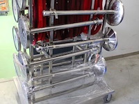 Transportkar inhoudend 14 rvs afsluitpaaltjes - afbeelding 1 van  3