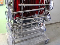 Transportkar inhoudend 14 rvs afsluitpaaltjes