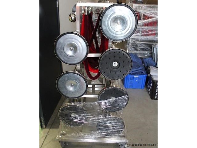 Transportkar inhoudend 14 rvs afsluitpaaltjes - afbeelding 2 van  3