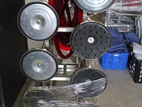 Transportkar inhoudend 14 rvs afsluitpaaltjes - afbeelding 2 van  3