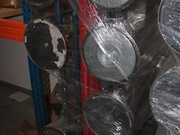 Transportkar inhoudend 14 rvs afsluitpaaltjes - afbeelding 1 van  2