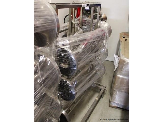 Transportkar inhoudend 7 rvs afsluitpaaltjes - afbeelding 1 van  4