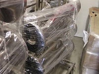 Transportkar inhoudend 7 rvs afsluitpaaltjes