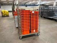 Transportkar met 25 plastic bakken