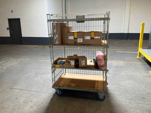 Transportkar met diverse wisselstukken - afbeelding 1 van  19