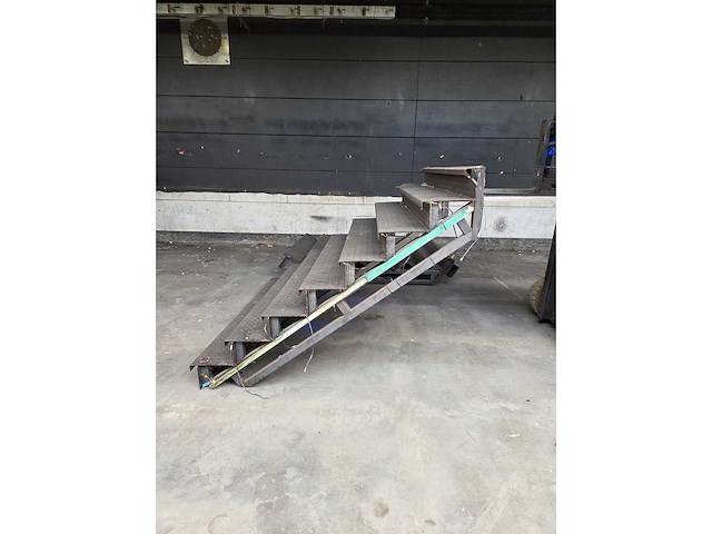 Trap - staalconstructie (2x) - afbeelding 1 van  8