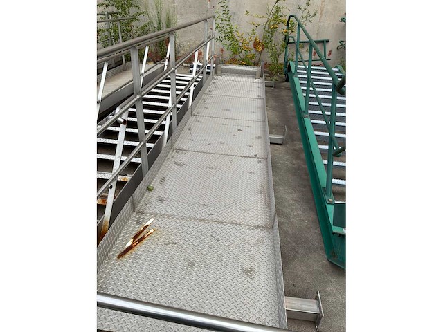 Trap met aanbouwplatform - afbeelding 2 van  4