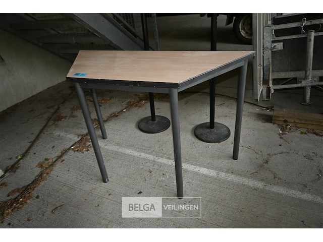 Trapeziumvormige tafel - afbeelding 1 van  4