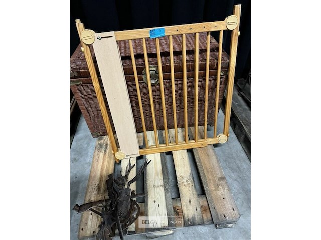 Traphekje + rieten mand + deco ree beeld - afbeelding 1 van  5