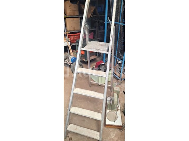 Trapladder en een set roestvrijstalen ladehandgrepen - afbeelding 1 van  7