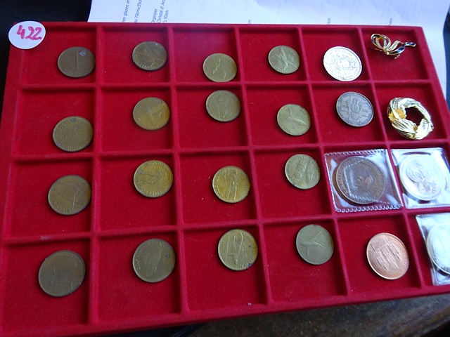 Tray met22 penningen en 2 sieraden - afbeelding 1 van  3