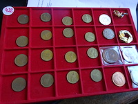 Tray met22 penningen en 2 sieraden - afbeelding 1 van  3