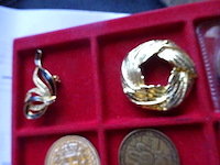 Tray met22 penningen en 2 sieraden - afbeelding 2 van  3