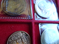 Tray met22 penningen en 2 sieraden - afbeelding 3 van  3