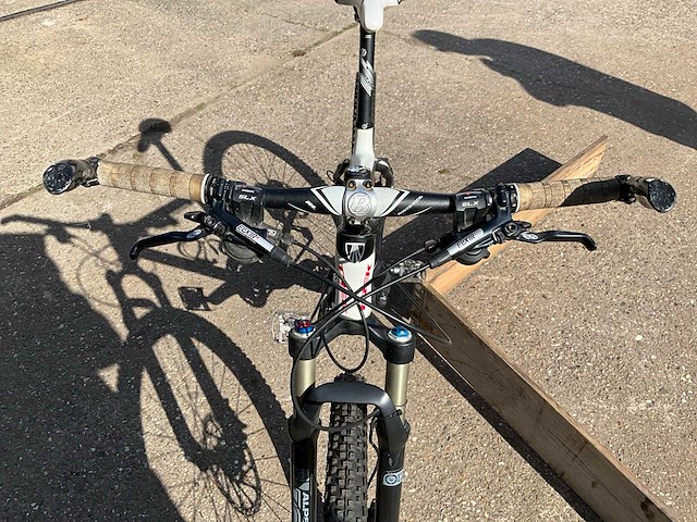 Trek elite 9.7 9 series mtb - carbon - afbeelding 19 van  22