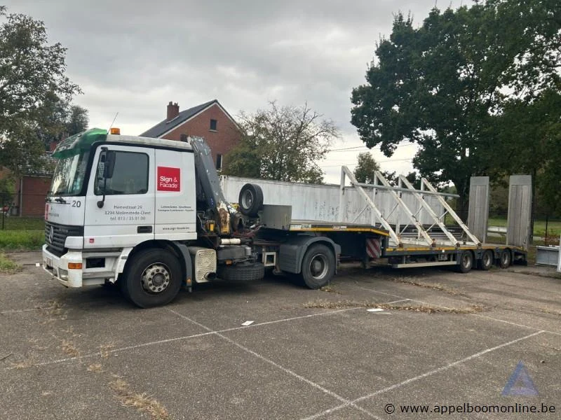 Online veiling van de faling sign & facade heftrucks