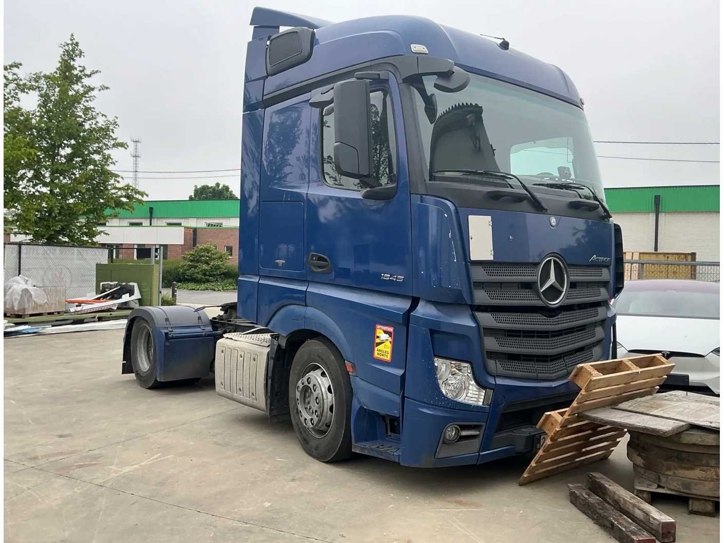 Trekker mercedes actros, bmw 225xe, vrachtwagen man en voertuigen wegens faillissement