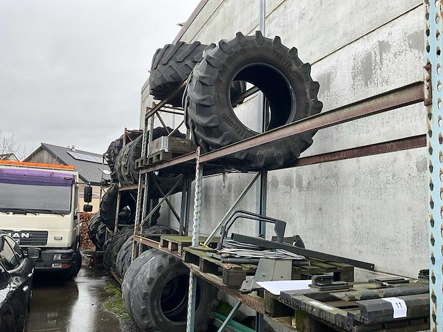 Trelleborg-bkt-pirelli-michelin grote partij landbouwbanden met palletstelling - afbeelding 1 van  6