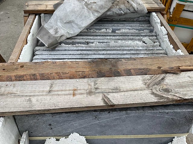 Tripoly sandblasted acid tumbled natuursteen tuintegels ca. 5,76m2 - afbeelding 1 van  3