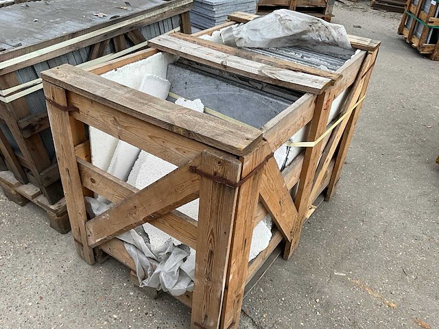 Tripoly sandblasted acid tumbled natuursteen tuintegels ca. 5,76m2 - afbeelding 3 van  3