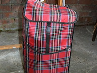 Trolley met inhoud - afbeelding 1 van  4