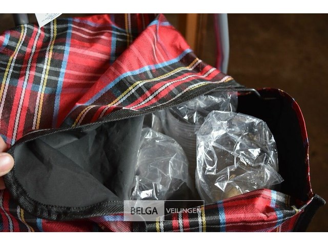 Trolley met inhoud - afbeelding 4 van  4