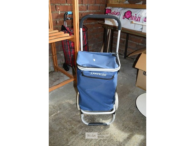Trolley met inhoud - afbeelding 1 van  4