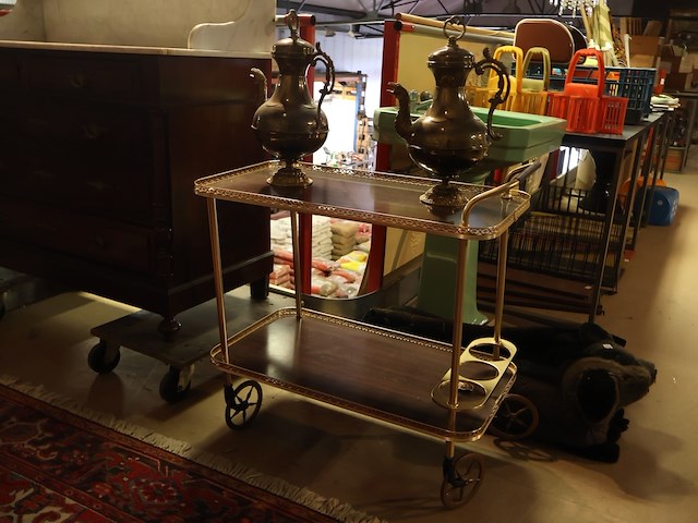 Trolley met kannen - afbeelding 1 van  7