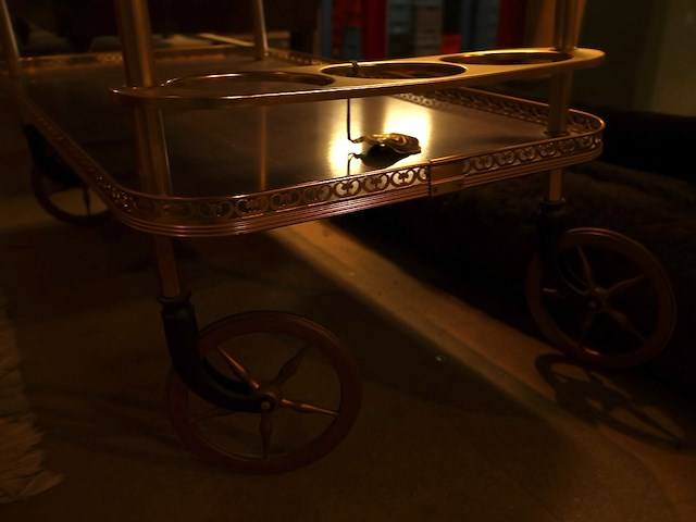 Trolley met kannen - afbeelding 5 van  7