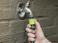 Tuinslang met koppelingen en sproeier - afbeelding 2 van  4