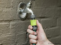 Tuinslang met koppelingen en sproeier - afbeelding 2 van  4