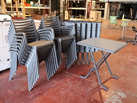 Tuintafel en stoelen (x7)