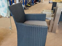 Tuintafel met stenen blad 3-delig op metalen onderstel ca. 240x100 cm, 6 grijze imitatie rotan tuinstoelen ikaros met grijze kussens, 2 bijzettafeltjes voor buiten met houten bovenkant en aluminium frame 40x40 cm, 2 glazen schalen - afbeelding 3 van  11