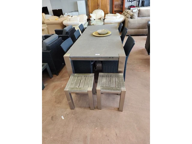 Tuintafel met stenen blad 3-delig op metalen onderstel ca. 240x100 cm, 6 grijze imitatie rotan tuinstoelen ikaros met grijze kussens, 2 bijzettafeltjes voor buiten met houten bovenkant en aluminium frame 40x40 cm, 2 glazen schalen - afbeelding 1 van  11