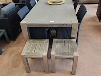Tuintafel met stenen blad 3-delig op metalen onderstel ca. 240x100 cm, 6 grijze imitatie rotan tuinstoelen ikaros met grijze kussens, 2 bijzettafeltjes voor buiten met houten bovenkant en aluminium frame 40x40 cm, 2 glazen schalen