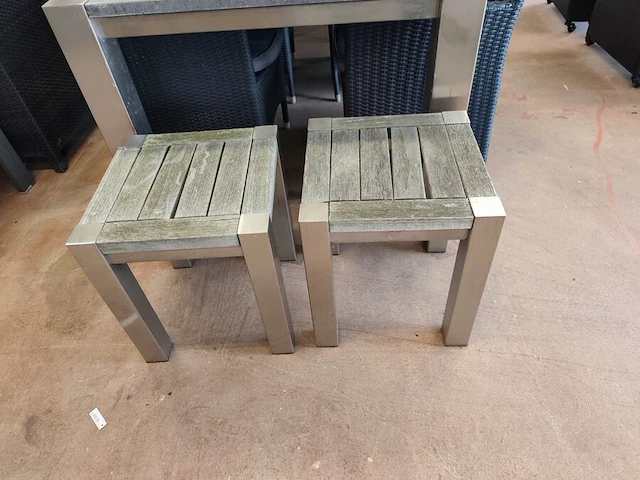 Tuintafel met stenen blad 3-delig op metalen onderstel ca. 240x100 cm, 6 grijze imitatie rotan tuinstoelen ikaros met grijze kussens, 2 bijzettafeltjes voor buiten met houten bovenkant en aluminium frame 40x40 cm, 2 glazen schalen - afbeelding 5 van  11