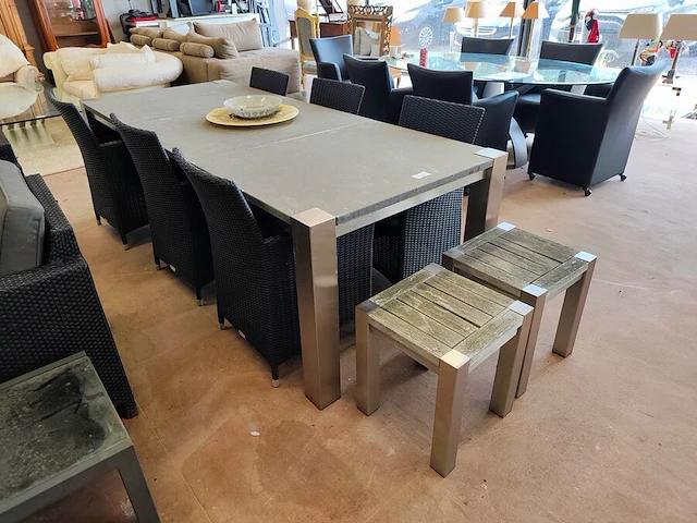 Tuintafel met stenen blad 3-delig op metalen onderstel ca. 240x100 cm, 6 grijze imitatie rotan tuinstoelen ikaros met grijze kussens, 2 bijzettafeltjes voor buiten met houten bovenkant en aluminium frame 40x40 cm, 2 glazen schalen - afbeelding 6 van  11
