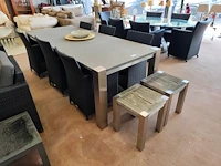 Tuintafel met stenen blad 3-delig op metalen onderstel ca. 240x100 cm, 6 grijze imitatie rotan tuinstoelen ikaros met grijze kussens, 2 bijzettafeltjes voor buiten met houten bovenkant en aluminium frame 40x40 cm, 2 glazen schalen - afbeelding 6 van  11