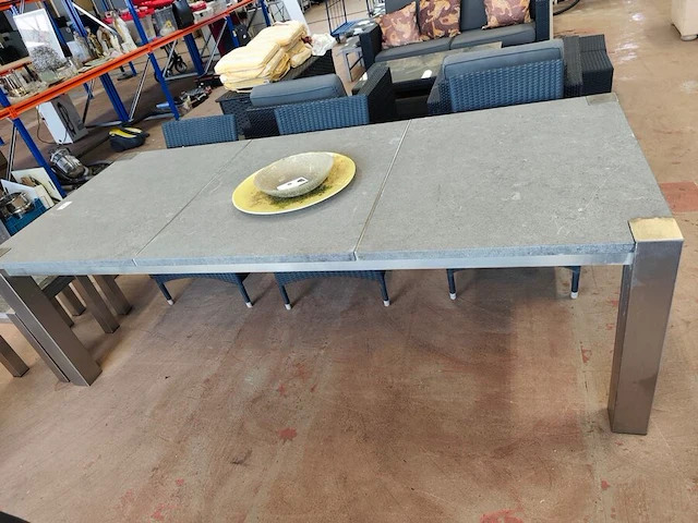 Tuintafel met stenen blad 3-delig op metalen onderstel ca. 240x100 cm, 6 grijze imitatie rotan tuinstoelen ikaros met grijze kussens, 2 bijzettafeltjes voor buiten met houten bovenkant en aluminium frame 40x40 cm, 2 glazen schalen - afbeelding 8 van  11