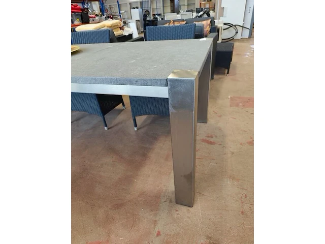 Tuintafel met stenen blad 3-delig op metalen onderstel ca. 240x100 cm, 6 grijze imitatie rotan tuinstoelen ikaros met grijze kussens, 2 bijzettafeltjes voor buiten met houten bovenkant en aluminium frame 40x40 cm, 2 glazen schalen - afbeelding 9 van  11