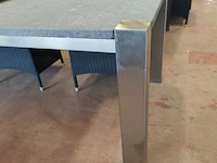 Tuintafel met stenen blad 3-delig op metalen onderstel ca. 240x100 cm, 6 grijze imitatie rotan tuinstoelen ikaros met grijze kussens, 2 bijzettafeltjes voor buiten met houten bovenkant en aluminium frame 40x40 cm, 2 glazen schalen - afbeelding 9 van  11
