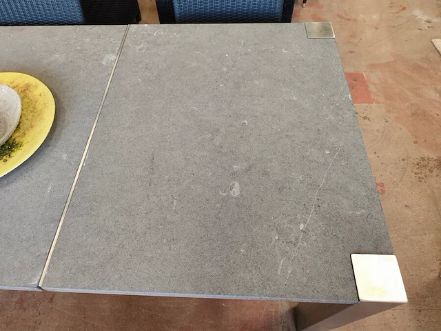 Tuintafel met stenen blad 3-delig op metalen onderstel ca. 240x100 cm, 6 grijze imitatie rotan tuinstoelen ikaros met grijze kussens, 2 bijzettafeltjes voor buiten met houten bovenkant en aluminium frame 40x40 cm, 2 glazen schalen - afbeelding 10 van  11