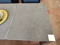 Tuintafel met stenen blad 3-delig op metalen onderstel ca. 240x100 cm, 6 grijze imitatie rotan tuinstoelen ikaros met grijze kussens, 2 bijzettafeltjes voor buiten met houten bovenkant en aluminium frame 40x40 cm, 2 glazen schalen - afbeelding 10 van  11