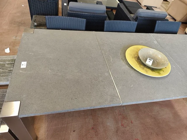 Tuintafel met stenen blad 3-delig op metalen onderstel ca. 240x100 cm, 6 grijze imitatie rotan tuinstoelen ikaros met grijze kussens, 2 bijzettafeltjes voor buiten met houten bovenkant en aluminium frame 40x40 cm, 2 glazen schalen - afbeelding 11 van  11