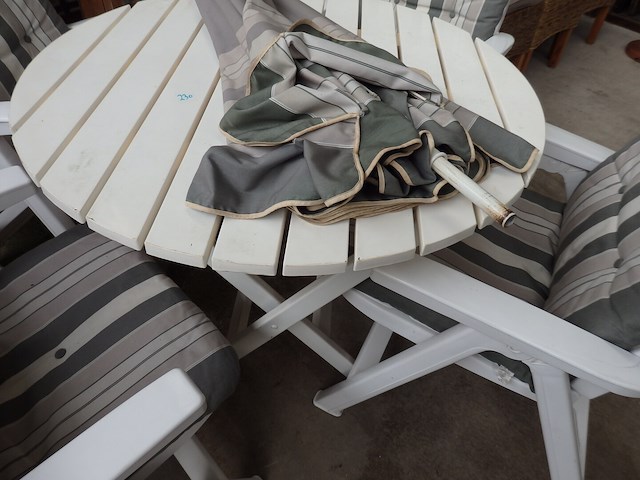 Tuintafel + parasol - afbeelding 1 van  1