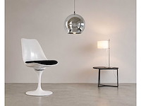 Tulpenstoel witte structuur - zwarte zitting + 1 architecte expo lamp + 1 zilveren schaduwlamp 25 cm