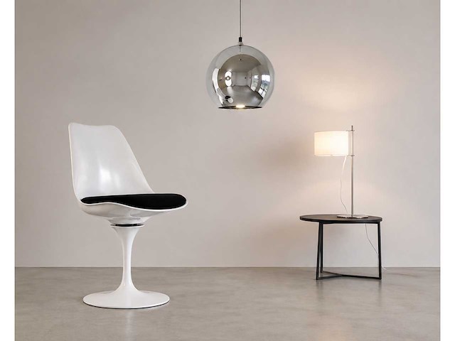 Tulpenstoel witte structuur - zwarte zitting + 1 architecte expo lamp + 1 zilveren schaduwlamp 25 cm - afbeelding 1 van  4