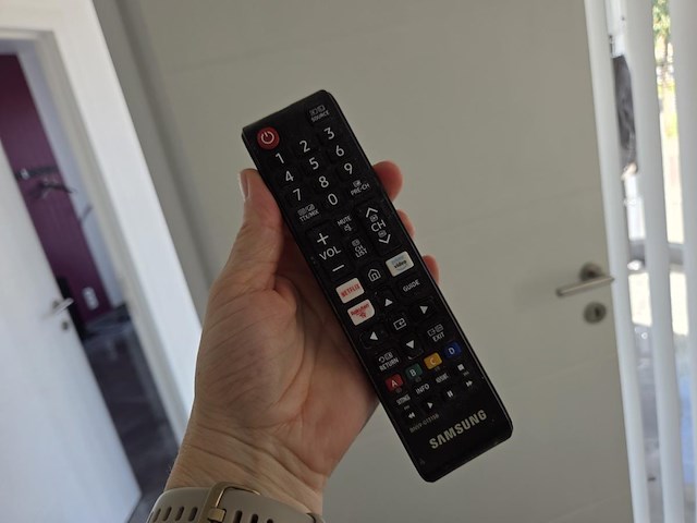 Tv toestel met afstandsbediening - afbeelding 2 van  3